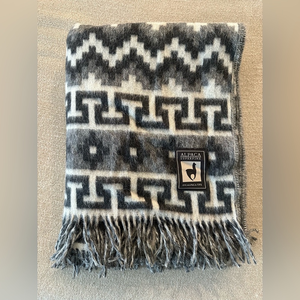 Alpaca Superfine Blanket Gray Andean Print with
Fringe